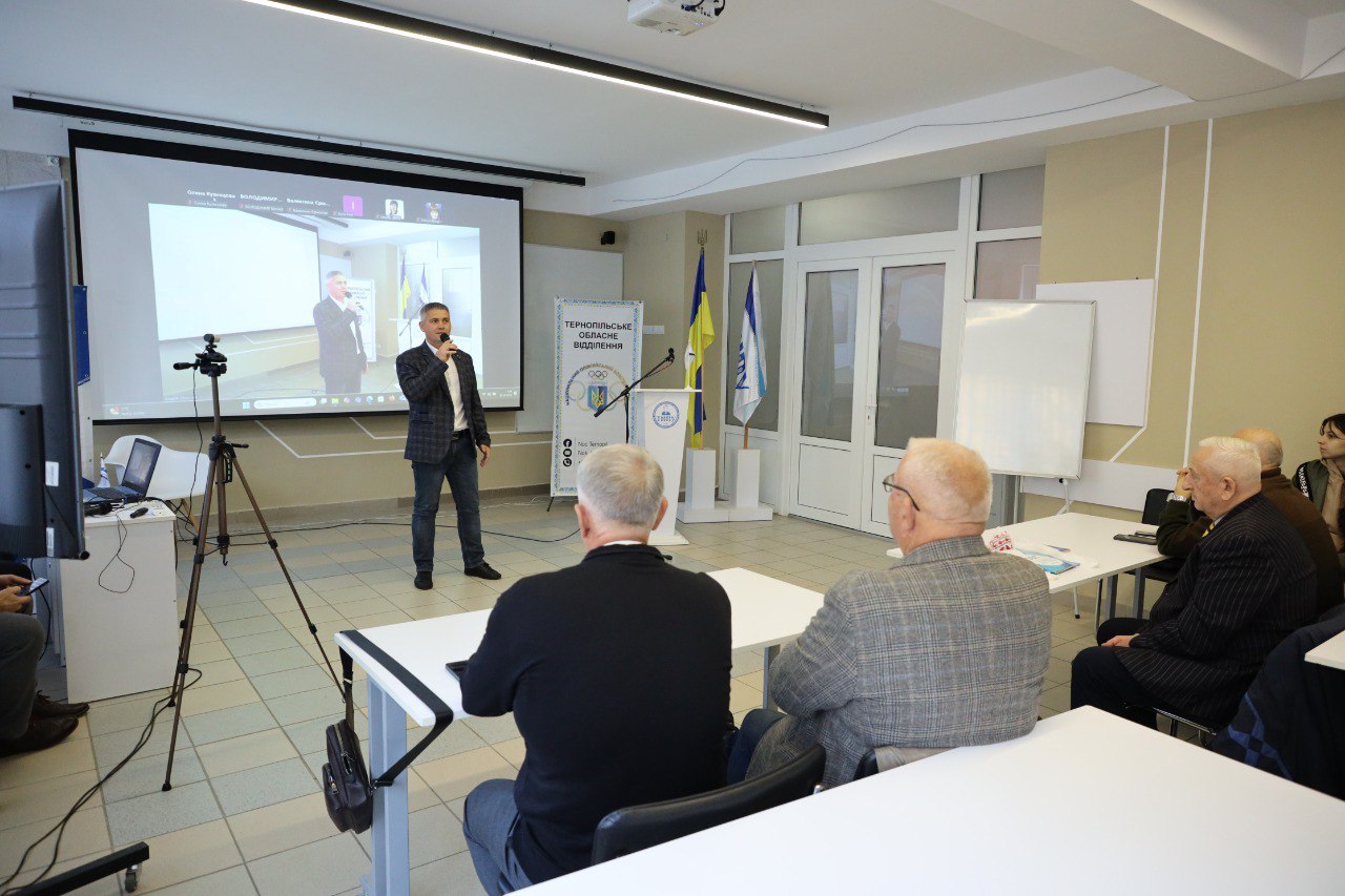 Moment z promovy Mykoly Vozhyka, kandydata pedahohichnykh nauk, dotsenta, dekana fakultetu fizychnoho vykhovannia, biolohii ta psykholohii Kremenetskoi oblasnoi humanitarno-pedahohichnoi akademii im. Tarasa Shevchenka